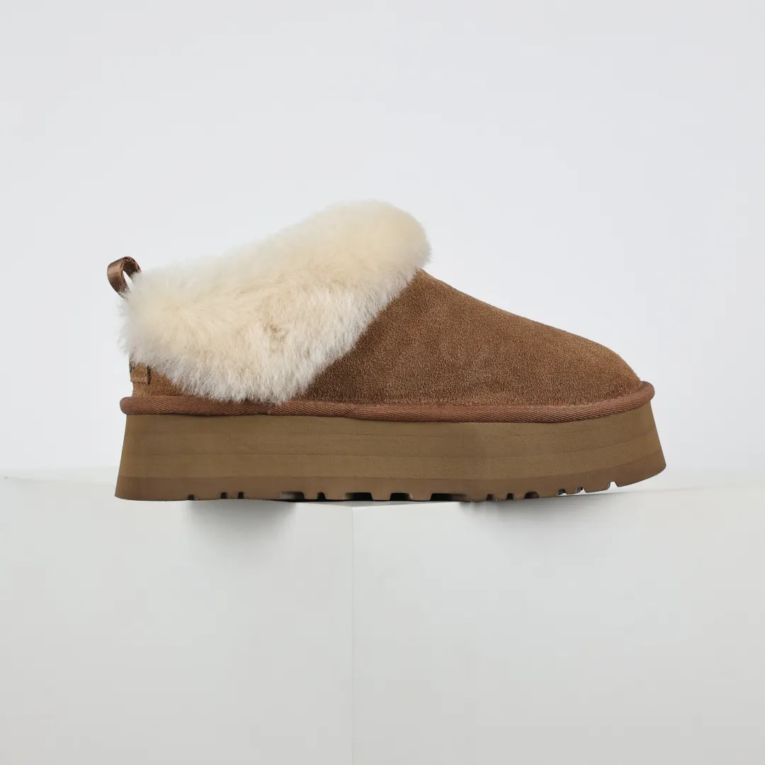 Pick up locally 💰600 Core recommended good price Independently developed original outsole, cashmere insole, keeping warm in winter, suitable for home use. In recent years, uug has launched a style series, which is partially skewed towards the preferences of young consumers, and has also been at the forefront of fashion trends. Shoe body material, water-repellent coated suede upper, 17mm UGGPURE™ implanted wool insole, lightweight non-slip and comfortable rubber outsole, with brand LOGO, complete packaging, size: 35 36 37 38 39 40